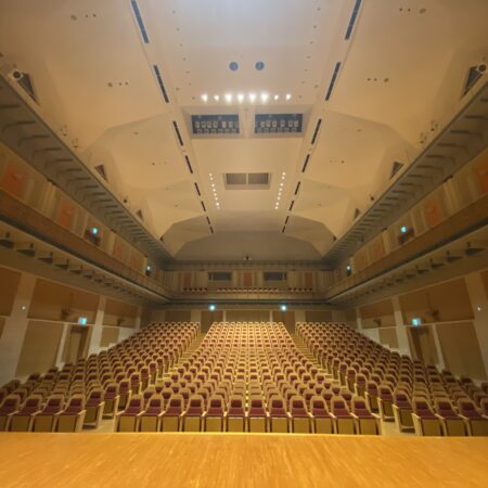 出演者・観客が心地よくなる「静けさ」演出　空調の音まで配慮した設備リノベーション